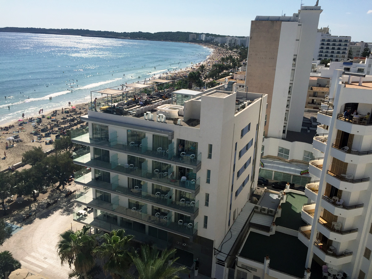 Amarac Außenansicht mit Dachterasse