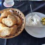 Brot mit Aioli und Oliven