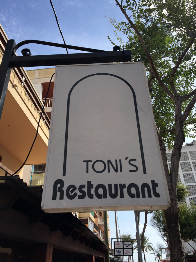 Werbeschild Toni's
