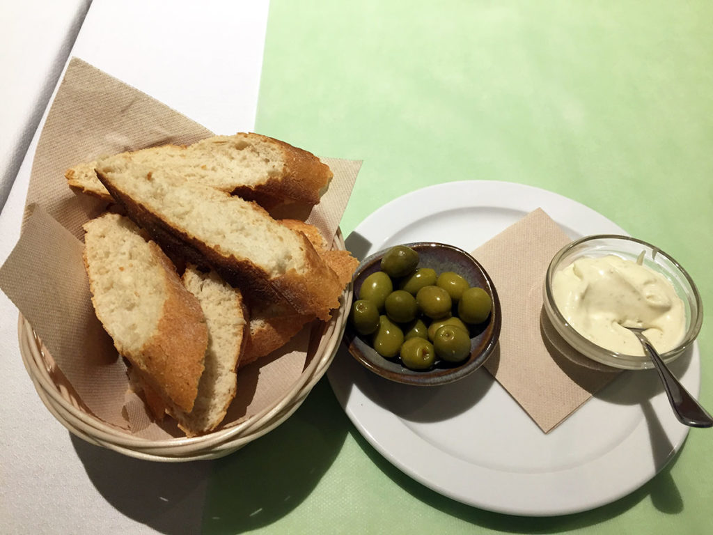 Brot mit Aioli und Oliven